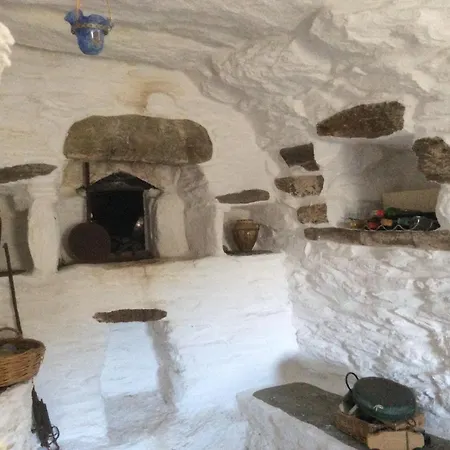 בית נופש Not Traditional Original The Blue Cottage *